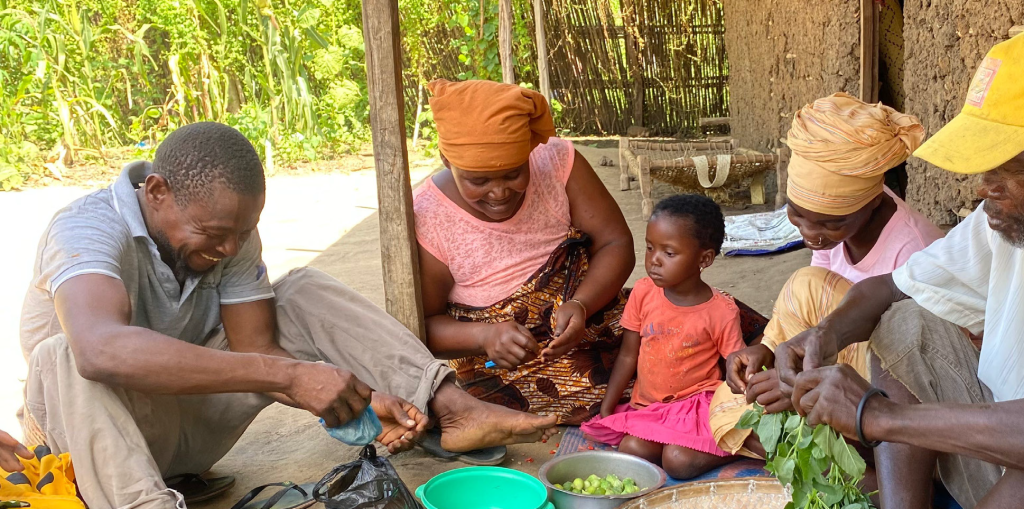 Mulheres participam em demonstração de culinária saudável no âmbito do projecto Agrovida Cabo Delgado nutrição comunitária.